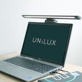Lampe d'écran LED pour visioconférence VISIOLIGHT UNILUX - Lampe d'écran LED pour visioconférence UNILUX VISIOLIGHT gris, fixée sur un ordinateur portable