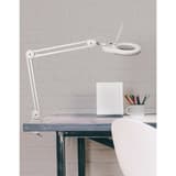 Lampe loupe LED à pince, 3 dioptries viso blanc MAUL - Lampe loupe LED à pince MAULviso blanc, en situation