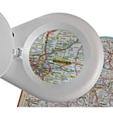 Lampe loupe LED à pince, 3 dioptries viso blanc MAUL - Lampe loupe LED à pince MAULviso blanc, en situation