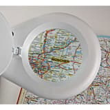 Lampe loupe LED sur pied, 3 dioptries viso sur pied blanc MAUL - Lampe loupe LED sur pied MAULviso blanc, en situation