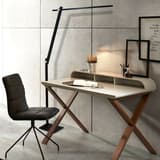 Lampadaire LED à bras pliants LUMILIGHT UNILUX - Lampadaire LED à bras pliants UNILUX LUMILIGHT noir, en situation dans un bureau