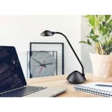 Lampe de bureau LED compacte, 3000 K arc noir MAUL - Lampe de bureau LED MAULarc noir, en situation