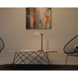 Lampe de bureau LED, tête inclinable Halo noir HANSA - Lampe de bureau Hansa Halo noir, allumée sur une table basse