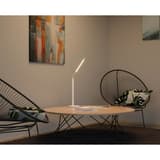 Lampe de bureau LED, tête inclinable Halo blanc HANSA - Lampe de bureau Hansa Halo blanc, sur une table basse