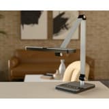 Lampe de bureau LED, double bras Nimbus argent HANSA - Lampe de bureau Hansa Nimbus argent, sur un bureau