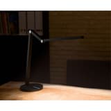 Lampe de bureau LED, double bras Cascade noir HANSA - Lampe de bureau Hansa Cascade noir, allumée sur un bureau