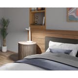 Lampe de bureau LED, double bras Cascade blanc HANSA - Lampe de bureau Hansa Cascade blanc, sur une table de chevet