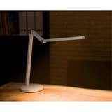 Lampe de bureau LED, double bras Cascade blanc HANSA - Lampe de bureau Hansa Cascade blanc, allumée sur un bureau