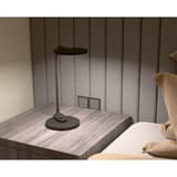 Lampe de bureau ou murale LED Horizon noir HANSA - Lampe de bureau Hansa Horizon noir, allumée sur une table de chevet