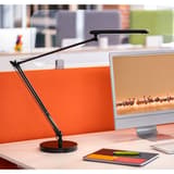 Lampe de bureau LED sur socle ou pince, variateur MAMBOLED 2.0 UNILUX - Lampe de bureau LED sur socle ou pince UNILUX MAMBOLED 2.0 noir, en situation sur un bureau