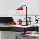 Lampe de bureau LED à bras flexible SOL UNILUX - Lampe de bureau LED à bras flexible UNILUX SOL rouge, en situation sur un bureau