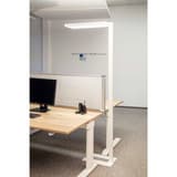Lampadaire LED dimmable, direct et indirect jura blanc MAUL - Lampadaire LED dimmable MAULjura blanc, en situation