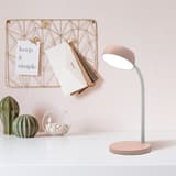 Lampe de bureau LED compacte, bras pivotant TAMY UNILUX - Lampe de bureau LED compacte UNILUX TAMY rose, en situation sur un bureau