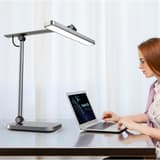 Lampe de bureau LED, capteur de luminosité PURELINE UNILUX - Lampe de bureau LED UNILUX PURELINE gris métal, en situation sur un bureau