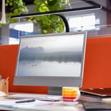 Lampe de bureau LED à pince, éclairage asymétrique STRATA UNILUX - Lampe de bureau LED à pince UNILUX STRATA noir, en situation au-dessus d'un écran