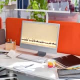 Lampe de bureau LED à pince, éclairage asymétrique STRATA UNILUX - Lampe de bureau LED à pince UNILUX STRATA blanc, en situation sur un bureau