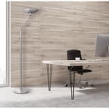 Lampadaire LED à éclairage indirect, mât articulé VARIALUX articulé UNILUX - Lampadaire LED à éclairage indirect UNILUX VARIALUX articulé gris métal, en situation dans un bureau