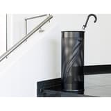 Porte-parapluies rond, 28,5 litres rond ajouré noir DURABLE - Porte-parapluies rond DURABLE rond ajouré noir, au pied d'un escalier