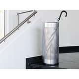 Porte-parapluies rond, 28,5 litres rond ajouré argent métallisé DURABLE - Porte-parapluies rond DURABLE rond ajouré argent métallisé, au pied d'un escalier