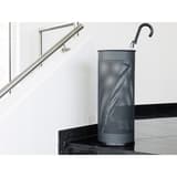 Porte-parapluies rond, 28,5 litres rond ajouré anthracite DURABLE - Porte-parapluies rond DURABLE rond ajouré anthracite, au pied d'un escalier