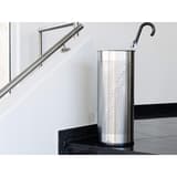 Porte-parapluies rond en inox, 28,5 litres rond ajouré inox DURABLE - Porte-parapluies rond en inox DURABLE rond ajouré inox, au pied d'un escalier