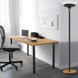 Lampadaire LED à éclairage indirect, acier et bambou BALY BAMBOO UNILUX - Lampadaire LED à éclairage indirect UNILUX BALY BAMBOO noir et bambou, en situation dans un bureau