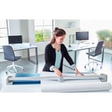 Coupeuse de plans A0 DAHLE 448 en situation au bureau : découpe d'un plan grand format