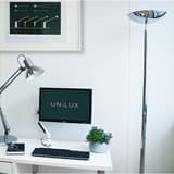 Lampadaire LED à éclairage indirect, mât droit DELY 2.0 UNILUX - Lampadaire LED à éclairage indirect UNILUX DELY 2.0 chrome, en situation dans un bureau