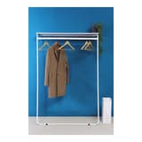 Cintres en bois FSC avec barre, lot de 25 BASIC - Cintres en bois FSC avec barre ALBA BASIC lot de 25 cintres, en usage sur un portant