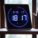 Horloge murale digitale LED, date et température FLO LED noir UNILUX - Horloge murale digitale LED UNILUX FLO LED noir, en situation