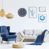 Horloge murale en bois, Ø 31,5 cm BALTIC hêtre et bleu UNILUX - Horloge murale en bois UNILUX BALTIC hêtre et bleu, en situation dans un salon d'accueil