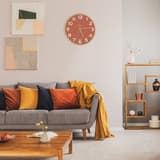 Horloge murale en bois, Ø 31,5 cm BALTIC hêtre et brique UNILUX - Horloge murale en bois UNILUX BALTIC hêtre et brique, en situation dans un salon