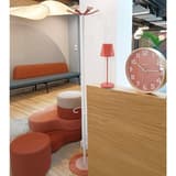 Horloge murale en bois, Ø 31,5 cm BALTIC hêtre et brique UNILUX - Horloge murale en bois UNILUX BALTIC hêtre et brique, en situation dans un accueil