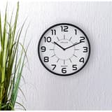 Grande horloge murale silencieuse, Ø 38 cm MAXI POP noir UNILUX - Grande horloge murale silencieuse UNILUX MAXI POP noir, en situation