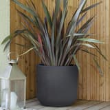 Pot de fleurs rond, décor béton BASALT'UP Ø 40 cm anthracite POÉTIC - Pot de fleurs rond Poétic BASALT'UP Ø 40 cm anthracite, en situation sur une terrasse