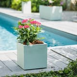 Bac à plantes carré, décor béton BASALT'UP carré 30 cm vert amande POÉTIC - Bac à plantes carré Poétic BASALT'UP carré 30 cm vert amande, en situation au bord d'une terrasse