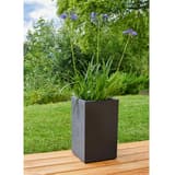 Colonne à plantes, décor béton BASALT'UP carré haut 50 cm anthracite POÉTIC - Colonne à plantes Poétic BASALT'UP carré haut 50 cm anthracite, en situation sur une terrasse