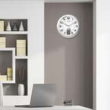Horloge murale à dateur digital, Ø 31 cm INSTINCT gris métal UNILUX - Horloge murale à dateur digital UNILUX INSTINCT gris métal, en situation dans un bureau
