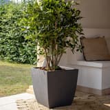 Bac à plantes carré, bac amovible Diva BASALT carré 43,5 cm anthracite POÉTIC - Bac à plantes carré Poétic Diva BASALT carré 43,5 cm anthracite, en situation sur une terrasse