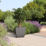 Bac à plantes carré, bac amovible Diva BASALT carré 43,5 cm anthracite POÉTIC - Bac à plantes carré Poétic Diva BASALT carré 43,5 cm anthracite, en situation dans un jardin