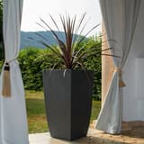 Colonne à plantes, bac amovible Diva BASALT carré haut 78 cm anthracite POÉTIC - Colonne à plantes Poétic Diva BASALT carré haut 78 cm anthracite, en situation sur une terrasse