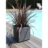 Bac à plantes carré double paroi, décor béton BASALT carré 40 cm anthracite POÉTIC - Bac à plantes carré double paroi Poétic BASALT carré 40 cm anthracite, en situation au bord d'une piscine