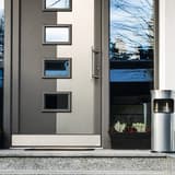 Cendrier-poubelle à couvercle étouffoir, 17 litres SAFE argent métallisé DURABLE - Cendrier-poubelle à couvercle étouffoir DURABLE SAFE argent métallisé, en situation à l'entrée d'une maison