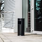 Cendrier-poubelle avec sable, 17 litres rond noir DURABLE - Cendrier-poubelle avec sable DURABLE rond noir, en situation à l'entrée d'un bâtiment