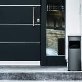 Cendrier-poubelle avec sable, 17 litres rond anthracite DURABLE - Cendrier-poubelle avec sable DURABLE rond anthracite, en situation devant une porte