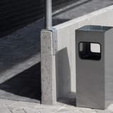 Cendrier-poubelle avec sable, 17 litres carré argent métallisé DURABLE - Cendrier-poubelle avec sable DURABLE carré argent métallisé, en situation sous un auvent