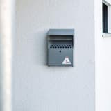 Cendrier mural verrouillable, 4 litres argent métallisé DURABLE - Cendrier mural verrouillable DURABLE argent métallisé, fixé au mur