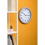 Grande horloge murale silencieuse, Ø 38 cm HORISSIMO argent ALBA - Grande horloge murale silencieuse ALBA HORISSIMO argent, en situation dans un bureau