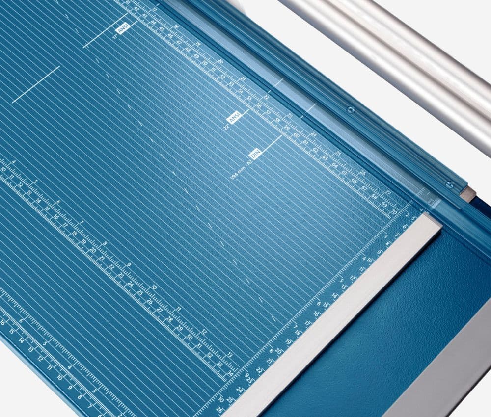 Les lignes de formats tracées sur la table de la rogneuse Dahle 554.