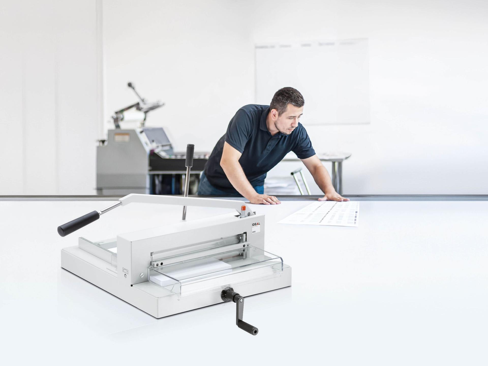 Massicot manuel IDEAL 4305 sur une table d'atelier d'impression